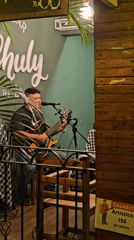 Street performers entertain crowds in Búzios nightlife district
