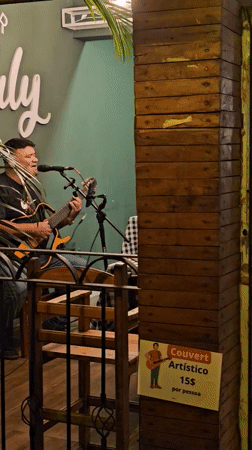 Street performers entertain crowds in Búzios nightlife district