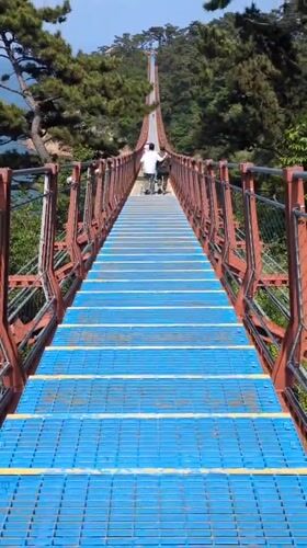 Early morning bridge walk documented in Ulsan, South Korea