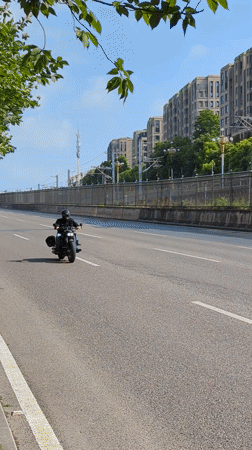 Municipal maintenance and traffic observed in Jiangjin, China