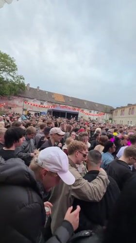 Large outdoor music event draws crowds in Tallinn courtyard