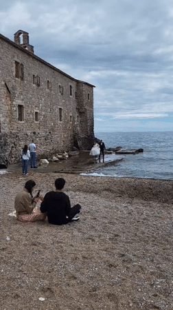 Wedding photoshoot captures romantic moments on Budva's rocky coastline