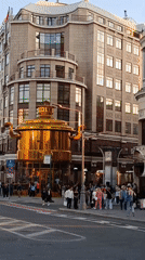 Ordinary afternoon life documented across Moscow commercial districts