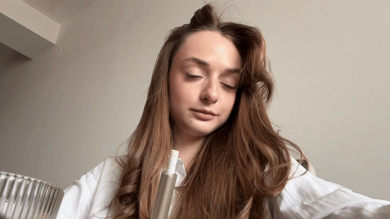Woman takes selfies with vape device in Kragujevac