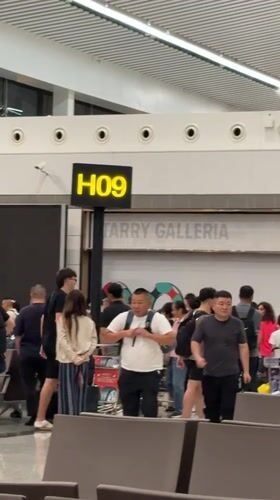Boarding and takeoff on a Hainan Airlines flight from Liangjiang