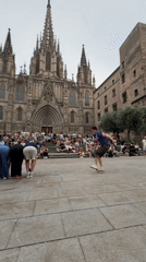 Street performers draw crowds at Barcelona Cathedral