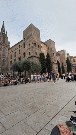 Street performers draw crowds at Barcelona Cathedral