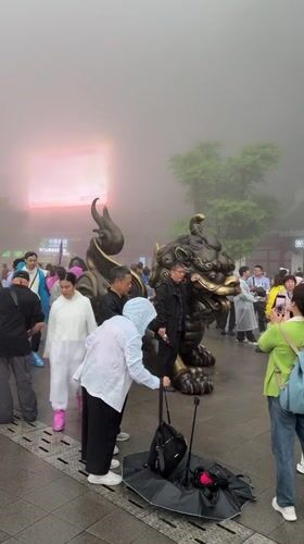 Foggy morning draws tourists to Zhangjiajie religious site
