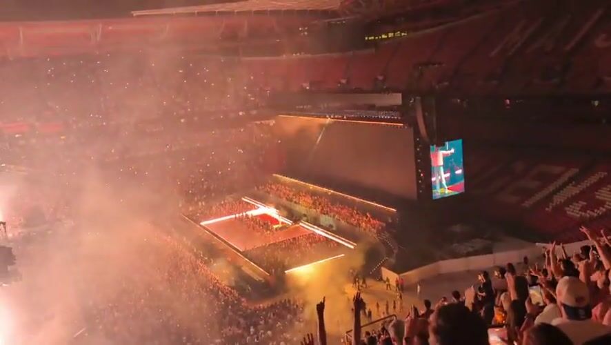 Stadium concert draws large crowd in Lisbon