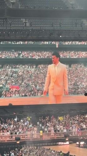 Packed stadium concert lights up North London