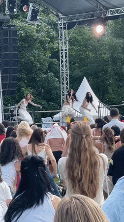 Moscow hosts outdoor meditation festival with synchronized group activities