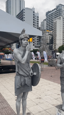 Superbike Festival draws crowds, street performers to Nha Trang