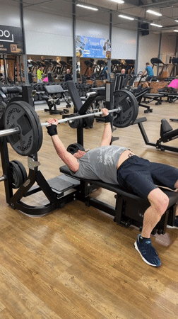 Late-night gym session documented in Chaikovsky, Russia