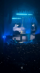 London concert documented by attendees from multiple perspectives