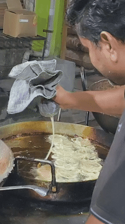 Manali market buzzing with street food, vendors, and evening crowds