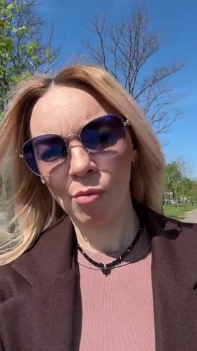 Woman records selfie video outside Vsevolozhsk apartment building