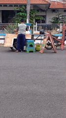 Street food vendors cluster along a Kludan roadside