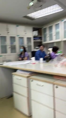 Medical office meeting captured in Yuzhong District