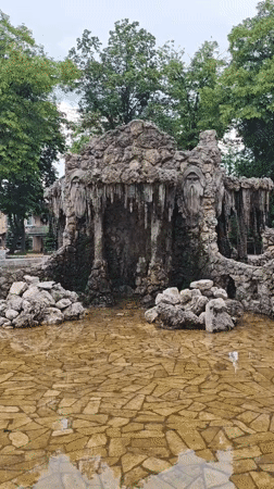 Tourist captures fountain, church, street art in Pyatigorsk