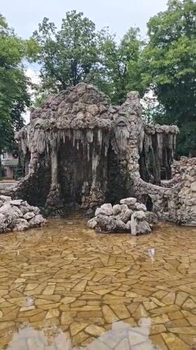 Tourist captures fountain, church, street art in Pyatigorsk