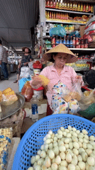 Morning market vendors and children captured in Đà Nẵng