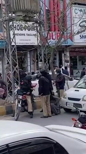 Street incidents and teddy bear vendor documented in Quetta