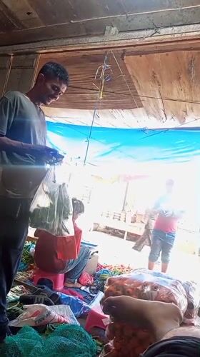 Late-night market cooking and vendor prep in Lhokseumawe
