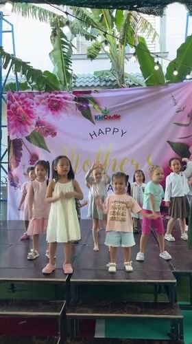 Children celebrate Mother's Day with dance performance in Vietnam