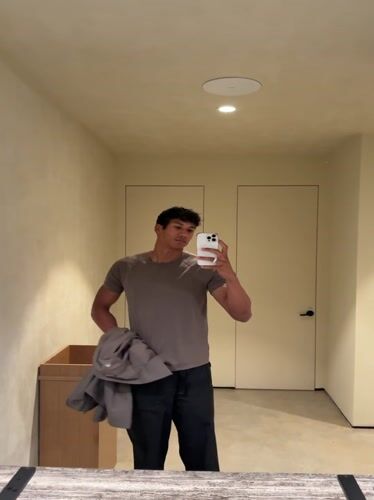 LA resident documents selfies and cafe visit Monday afternoon