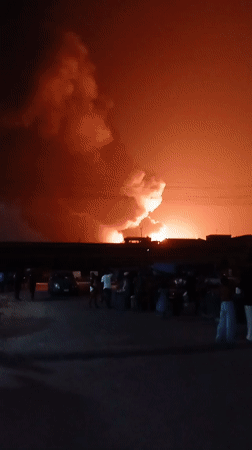 Major fire draws crowds of onlookers in Lagos