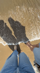 Sunny afternoon draws beachgoers to Valencia shores