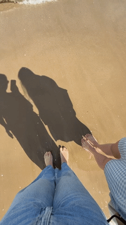 Sunny afternoon draws beachgoers to Valencia shores