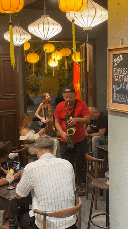 Street vendors, artisans active in Hội An's tourist district