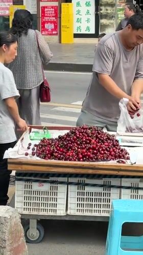 Street vendors sell cherries, vegetables in Yuzhong District