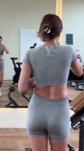Gym workout and mirror selfies at a North Kuta fitness center