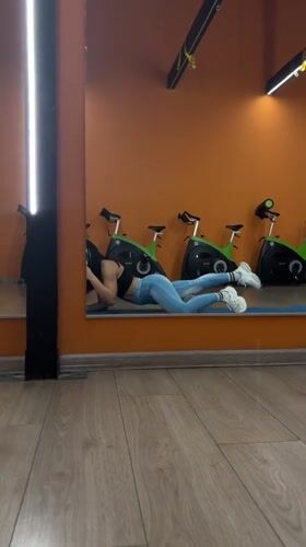 Gym session in Ufa, floor work and mirror selfie