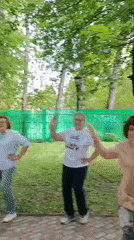Women wave in Moscow park, #Pro signage spotted