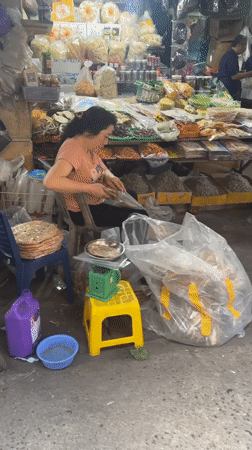 Morning street scenes captured in Bac Nha Trang Ward market