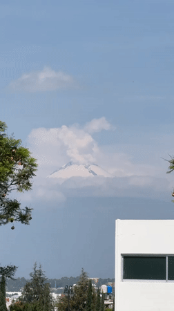Volcanic smoke observed at snow-covered peak near Tlaxcalancingo