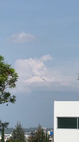 Volcanic smoke observed at snow-covered peak near Tlaxcalancingo