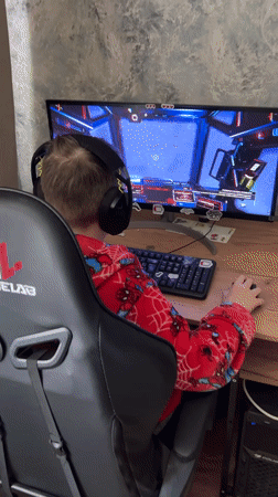 Morning domestic life: gaming and pancake cooking in Meleuz