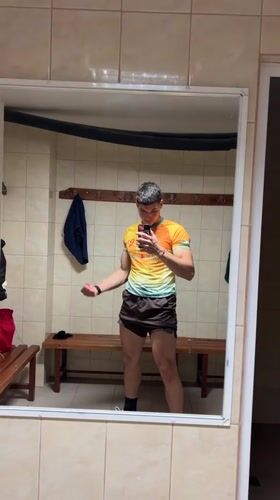 Man takes gym selfies in Zlatograd locker room