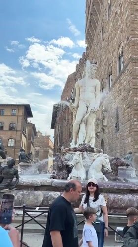 Morning tourist activity documented across central Florence landmarks