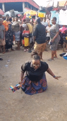 Women dance draws crowd at Fegge Nigeria market