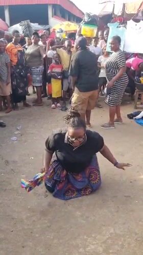 Women dance draws crowd at Fegge Nigeria market