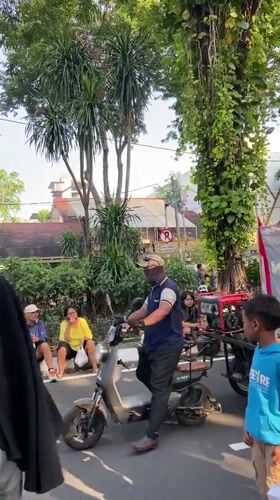 Street parade draws crowds in Surabaya, Indonesia