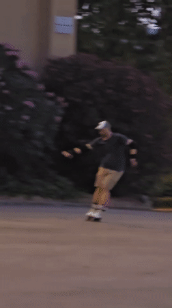 Roller skaters, live keys, and Barcelona at dusk
