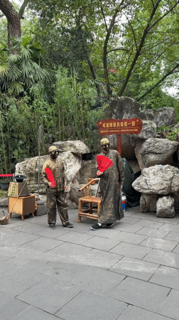 Traditional performers, food vendors enliven Wuhou District morning scene