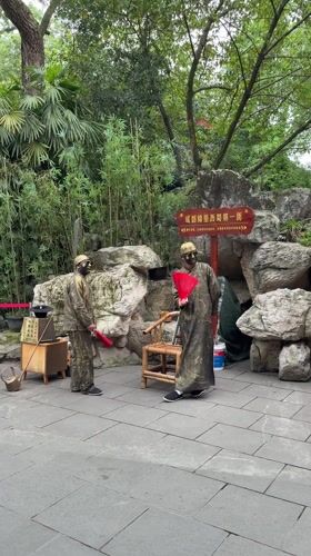 Traditional performers, food vendors enliven Wuhou District morning scene