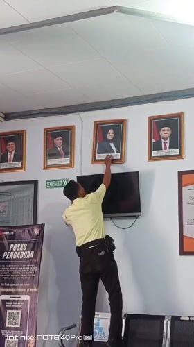 Wall photos adjusted and beach shells arranged in Gorontalo